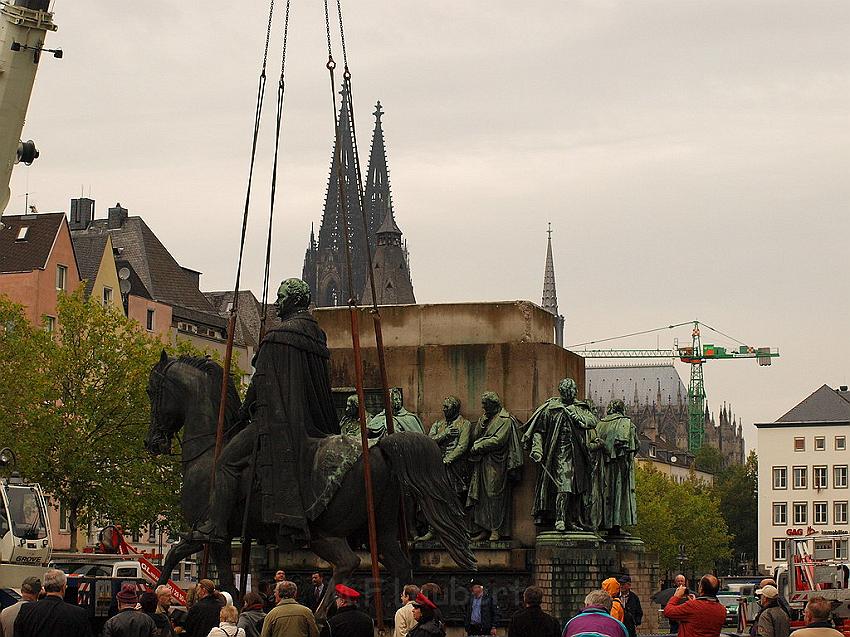 Reiterdenkmal kehrt zurueck auf dem Heumarkt P32.JPG